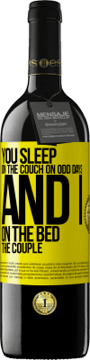 39,95 € 免费送货 | 红酒 RED版 MBE 预订 你在奇怪的日子睡在沙发上，而我在夫妻俩的床上 黄色标签. 可自定义的标签 预订 12 个月 收成 2016 Tempranillo