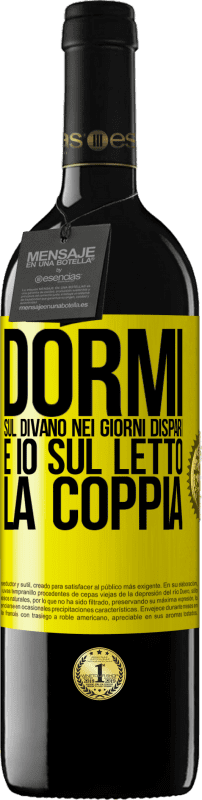 39,95 € Spedizione Gratuita | Vino rosso Edizione RED MBE Riserva Dormi sul divano nei giorni dispari e io sul letto la coppia Etichetta Gialla. Etichetta personalizzabile Riserva 12 Mesi Raccogliere 2016 Tempranillo