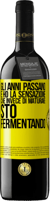 39,95 € Spedizione Gratuita | Vino rosso Edizione RED MBE Riserva Gli anni passano e ho la sensazione che invece di maturare, sto fermentando Etichetta Gialla. Etichetta personalizzabile Riserva 12 Mesi Raccogliere 2014 Tempranillo