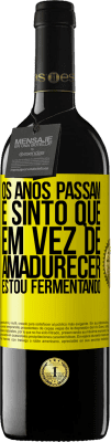 39,95 € Envio grátis | Vinho tinto Edição RED MBE Reserva Os anos passam e sinto que, em vez de amadurecer, estou fermentando Etiqueta Amarela. Etiqueta personalizável Reserva 12 Meses Colheita 2014 Tempranillo