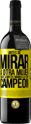 39,95 € Envío gratis | Vino Tinto Edición RED MBE Reserva Antes de mirar a otra mujer, fíjate cuantos miran a la tuya, campeón Etiqueta Amarilla. Etiqueta personalizable Reserva 12 Meses Cosecha 2016 Tempranillo