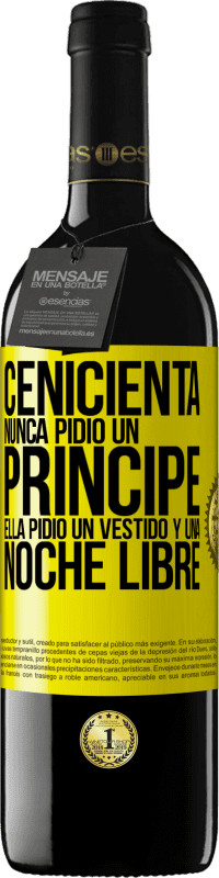 39,95 € Envío gratis | Vino Tinto Edición RED MBE Reserva Cenicienta nunca pidió un príncipe. Ella pidió un vestido y una noche libre Etiqueta Amarilla. Etiqueta personalizable Reserva 12 Meses Cosecha 2015 Tempranillo