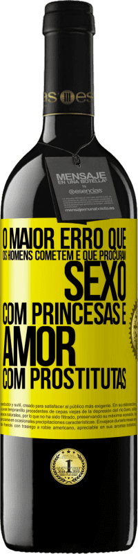 39,95 € Envio grátis | Vinho tinto Edição RED MBE Reserva O maior erro que os homens cometem é que procuram sexo com princesas e amor com prostitutas Etiqueta Amarela. Etiqueta personalizável Reserva 12 Meses Colheita 2014 Tempranillo