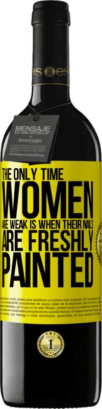 39,95 € 送料無料 | 赤ワイン REDエディション MBE 予約する 女性が弱いのは、爪を塗りたてのときだけです 黄色のラベル. カスタマイズ可能なラベル 予約する 12 月 収穫 2016 Tempranillo