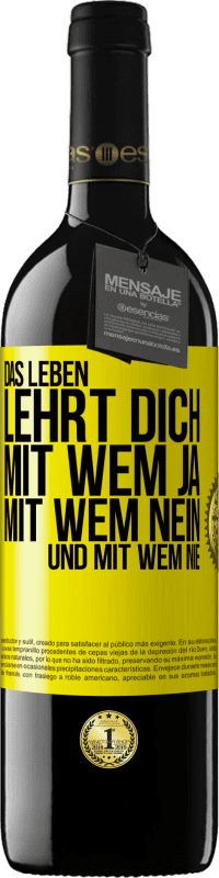 39,95 € Kostenloser Versand | Rotwein RED Ausgabe MBE Reserve Das Leben lehrt dich, mit wem ja, mit wem nein, und mit wem nie Gelbes Etikett. Anpassbares Etikett Reserve 12 Monate Ernte 2015 Tempranillo