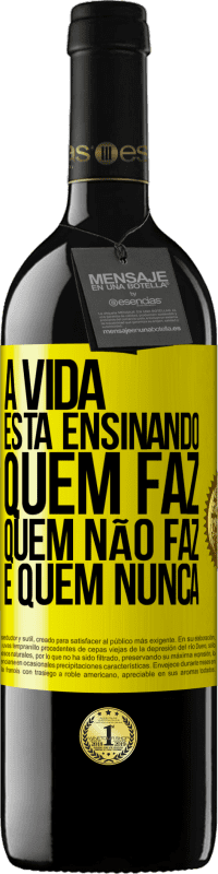 39,95 € Envio grátis | Vinho tinto Edição RED MBE Reserva A vida está ensinando quem faz, quem não faz e quem nunca Etiqueta Amarela. Etiqueta personalizável Reserva 12 Meses Colheita 2016 Tempranillo