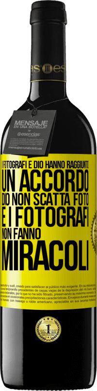 39,95 € Spedizione Gratuita | Vino rosso Edizione RED MBE Riserva I fotografi e Dio hanno raggiunto un accordo. Dio non scatta foto e i fotografi non fanno miracoli Etichetta Gialla. Etichetta personalizzabile Riserva 12 Mesi Raccogliere 2015 Tempranillo