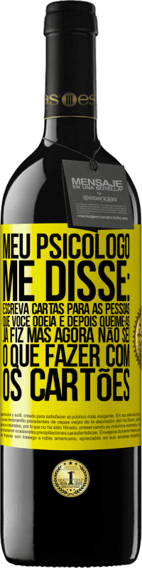 39,95 € Envio grátis | Vinho tinto Edição RED MBE Reserva Meu psicólogo me disse: escreva cartas para as pessoas que você odeia e depois queime-as. Já fiz, mas agora não sei o que Etiqueta Amarela. Etiqueta personalizável Reserva 12 Meses Colheita 2016 Tempranillo