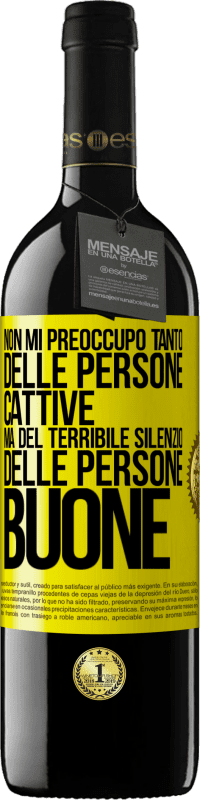 39,95 € Spedizione Gratuita | Vino rosso Edizione RED MBE Riserva Non mi preoccupo tanto delle persone cattive, ma del terribile silenzio delle persone buone Etichetta Gialla. Etichetta personalizzabile Riserva 12 Mesi Raccogliere 2014 Tempranillo