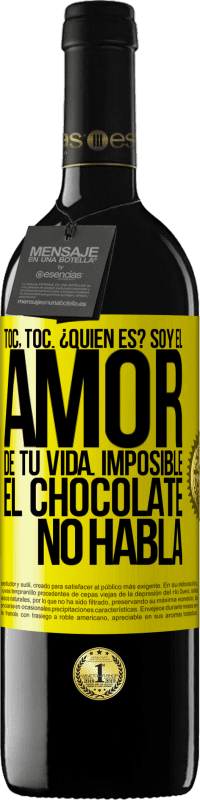 39,95 € Envío gratis | Vino Tinto Edición RED MBE Reserva Toc, toc. ¿Quién es? Soy el amor de tu vida. Imposible, el chocolate no habla Etiqueta Amarilla. Etiqueta personalizable Reserva 12 Meses Cosecha 2016 Tempranillo
