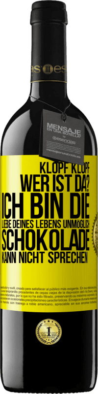 39,95 € Kostenloser Versand | Rotwein RED Ausgabe MBE Reserve Klopf klopf. Wer ist da? Ich bin die Liebe deines Lebens. Unmöglich, Schokolade kann nicht sprechen Gelbes Etikett. Anpassbares Etikett Reserve 12 Monate Ernte 2014 Tempranillo