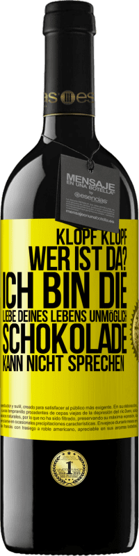 39,95 € Kostenloser Versand | Rotwein RED Ausgabe MBE Reserve Klopf klopf. Wer ist da? Ich bin die Liebe deines Lebens. Unmöglich, Schokolade kann nicht sprechen Gelbes Etikett. Anpassbares Etikett Reserve 12 Monate Ernte 2016 Tempranillo