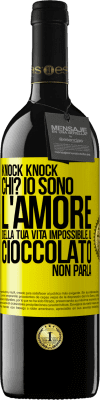 39,95 € Spedizione Gratuita | Vino rosso Edizione RED MBE Riserva Knock Knock. Chi? Io sono l'amore della tua vita Impossibile, il cioccolato non parla Etichetta Gialla. Etichetta personalizzabile Riserva 12 Mesi Raccogliere 2015 Tempranillo