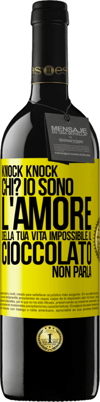 39,95 € Spedizione Gratuita | Vino rosso Edizione RED MBE Riserva Knock Knock. Chi? Io sono l'amore della tua vita Impossibile, il cioccolato non parla Etichetta Gialla. Etichetta personalizzabile Riserva 12 Mesi Raccogliere 2014 Tempranillo