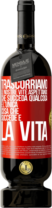 49,95 € Spedizione Gratuita | Vino rosso Edizione Premium MBS® Riserva Trascorriamo le nostre vite aspettando che succeda qualcosa e l'unica cosa che succede è la vita Etichetta Rossa. Etichetta personalizzabile Riserva 12 Mesi Raccogliere 2015 Tempranillo