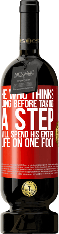 49,95 € 送料無料 | 赤ワイン プレミアム版 MBS® 予約する 一歩踏み出す前に考えている彼は、一生を一本の足で過ごす 赤いタグ. カスタマイズ可能なラベル 予約する 12 月 収穫 2016 Tempranillo