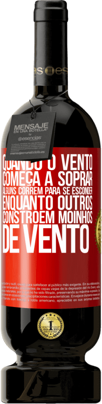 49,95 € Envio grátis | Vinho tinto Edição Premium MBS® Reserva Quando o vento começa a soprar, alguns correm para se esconder, enquanto outros constroem moinhos de vento Etiqueta Vermelha. Etiqueta personalizável Reserva 12 Meses Colheita 2015 Tempranillo