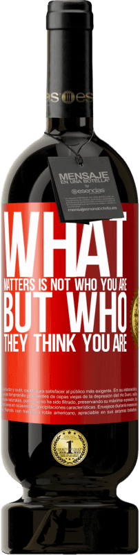 49,95 € 送料無料 | 赤ワイン プレミアム版 MBS® 予約する 重要なのはあなたが誰であるかではなく、彼らはあなたが誰だと思うか 赤いタグ. カスタマイズ可能なラベル 予約する 12 月 収穫 2016 Tempranillo