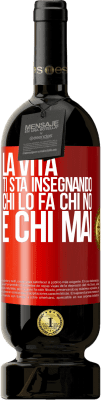 49,95 € Spedizione Gratuita | Vino rosso Edizione Premium MBS® Riserva La vita ti sta insegnando chi lo fa, chi no e chi mai Etichetta Rossa. Etichetta personalizzabile Riserva 12 Mesi Raccogliere 2015 Tempranillo