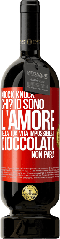 49,95 € Spedizione Gratuita | Vino rosso Edizione Premium MBS® Riserva Knock Knock. Chi? Io sono l'amore della tua vita Impossibile, il cioccolato non parla Etichetta Rossa. Etichetta personalizzabile Riserva 12 Mesi Raccogliere 2014 Tempranillo