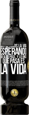 49,95 € Envío gratis | Vino Tinto Edición Premium MBS® Reserva Nos pasamos la vida esperando que algo pase, y lo único que pasa es la vida Etiqueta Negra. Etiqueta personalizable Reserva 12 Meses Cosecha 2014 Tempranillo