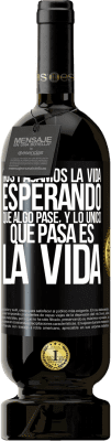 49,95 € Envío gratis | Vino Tinto Edición Premium MBS® Reserva Nos pasamos la vida esperando que algo pase, y lo único que pasa es la vida Etiqueta Negra. Etiqueta personalizable Reserva 12 Meses Cosecha 2015 Tempranillo