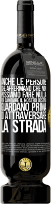 49,95 € Spedizione Gratuita | Vino rosso Edizione Premium MBS® Riserva Anche le persone che affermano che non possiamo fare nulla per cambiare il nostro destino, guardano prima di attraversare la Etichetta Nera. Etichetta personalizzabile Riserva 12 Mesi Raccogliere 2015 Tempranillo