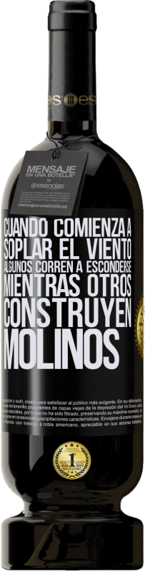 49,95 € Envío gratis | Vino Tinto Edición Premium MBS® Reserva Cuando comienza a soplar el viento, algunos corren a esconderse, mientras otros construyen molinos Etiqueta Negra. Etiqueta personalizable Reserva 12 Meses Cosecha 2015 Tempranillo