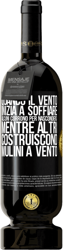 49,95 € Spedizione Gratuita | Vino rosso Edizione Premium MBS® Riserva Quando il vento inizia a soffiare, alcuni corrono per nascondersi, mentre altri costruiscono mulini a vento Etichetta Nera. Etichetta personalizzabile Riserva 12 Mesi Raccogliere 2015 Tempranillo