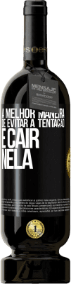 49,95 € Envio grátis | Vinho tinto Edição Premium MBS® Reserva A melhor maneira de evitar a tentação é cair nela Etiqueta Preta. Etiqueta personalizável Reserva 12 Meses Colheita 2014 Tempranillo