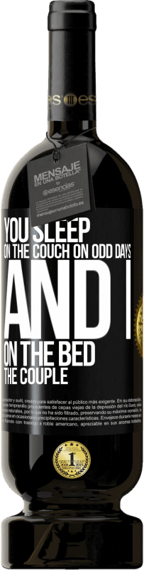 49,95 € 免费送货 | 红酒 高级版 MBS® 预订 你在奇怪的日子睡在沙发上，而我在夫妻俩的床上 黑标. 可自定义的标签 预订 12 个月 收成 2016 Tempranillo