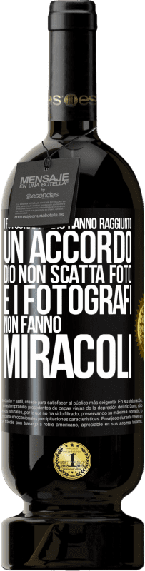 49,95 € Spedizione Gratuita | Vino rosso Edizione Premium MBS® Riserva I fotografi e Dio hanno raggiunto un accordo. Dio non scatta foto e i fotografi non fanno miracoli Etichetta Nera. Etichetta personalizzabile Riserva 12 Mesi Raccogliere 2014 Tempranillo