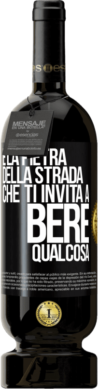 49,95 € Spedizione Gratuita | Vino rosso Edizione Premium MBS® Riserva E la pietra della strada che ti invita a bere qualcosa Etichetta Nera. Etichetta personalizzabile Riserva 12 Mesi Raccogliere 2015 Tempranillo