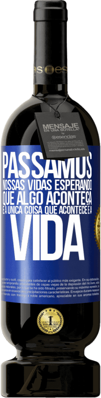 49,95 € Envio grátis | Vinho tinto Edição Premium MBS® Reserva Passamos nossas vidas esperando que algo aconteça, e a única coisa que acontece é a vida Etiqueta Azul. Etiqueta personalizável Reserva 12 Meses Colheita 2015 Tempranillo