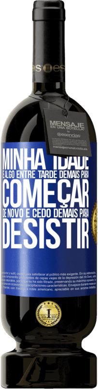 49,95 € Envio grátis | Vinho tinto Edição Premium MBS® Reserva Minha idade é algo entre ... Tarde demais para começar de novo e ... cedo demais para desistir Etiqueta Azul. Etiqueta personalizável Reserva 12 Meses Colheita 2015 Tempranillo