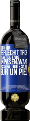 49,95 € Envoi gratuit | Vin rouge Édition Premium MBS® Réserve Celui qui réfléchit trop avant de faire un pas en avant passera toute sa vie sur un pied Étiquette Bleue. Étiquette personnalisable Réserve 12 Mois Récolte 2015 Tempranillo