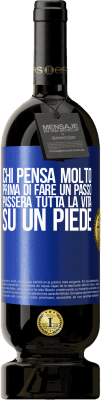 49,95 € Spedizione Gratuita | Vino rosso Edizione Premium MBS® Riserva Chi pensa molto prima di fare un passo, passerà tutta la vita su un piede Etichetta Blu. Etichetta personalizzabile Riserva 12 Mesi Raccogliere 2014 Tempranillo