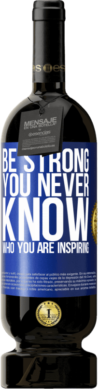 49,95 € 免费送货 | 红酒 高级版 MBS® 预订 Be strong. You never know who you are inspiring 蓝色标签. 可自定义的标签 预订 12 个月 收成 2015 Tempranillo