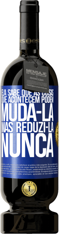 49,95 € Envio grátis | Vinho tinto Edição Premium MBS® Reserva Ela sabe que as coisas que acontecem podem mudá-la, mas reduzi-la, nunca Etiqueta Azul. Etiqueta personalizável Reserva 12 Meses Colheita 2015 Tempranillo