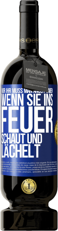 49,95 € Kostenloser Versand | Rotwein Premium Ausgabe MBS® Reserve Vor ihr muss man Angst haben, wenn sie ins Feuer schaut und lächelt Blaue Markierung. Anpassbares Etikett Reserve 12 Monate Ernte 2015 Tempranillo