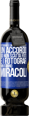 49,95 € Spedizione Gratuita | Vino rosso Edizione Premium MBS® Riserva I fotografi e Dio hanno raggiunto un accordo. Dio non scatta foto e i fotografi non fanno miracoli Etichetta Blu. Etichetta personalizzabile Riserva 12 Mesi Raccogliere 2015 Tempranillo