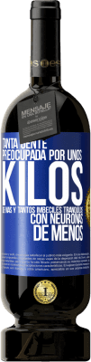 49,95 € Envío gratis | Vino Tinto Edición Premium MBS® Reserva Tanta gente preocupada por unos kilos de más y tantos imbéciles tranquilos con neuronas de menos Etiqueta Azul. Etiqueta personalizable Reserva 12 Meses Cosecha 2015 Tempranillo