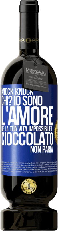 49,95 € Spedizione Gratuita | Vino rosso Edizione Premium MBS® Riserva Knock Knock. Chi? Io sono l'amore della tua vita Impossibile, il cioccolato non parla Etichetta Blu. Etichetta personalizzabile Riserva 12 Mesi Raccogliere 2015 Tempranillo