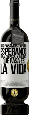 49,95 € Envío gratis | Vino Tinto Edición Premium MBS® Reserva Nos pasamos la vida esperando que algo pase, y lo único que pasa es la vida Etiqueta Blanca. Etiqueta personalizable Reserva 12 Meses Cosecha 2015 Tempranillo