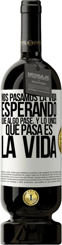 49,95 € Envío gratis | Vino Tinto Edición Premium MBS® Reserva Nos pasamos la vida esperando que algo pase, y lo único que pasa es la vida Etiqueta Blanca. Etiqueta personalizable Reserva 12 Meses Cosecha 2015 Tempranillo