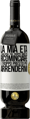 49,95 € Spedizione Gratuita | Vino rosso Edizione Premium MBS® Riserva La mia età è qualcosa tra ... Troppo tardi per ricominciare e ... troppo presto per arrendermi Etichetta Bianca. Etichetta personalizzabile Riserva 12 Mesi Raccogliere 2016 Tempranillo
