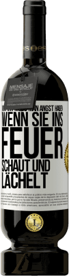 49,95 € Kostenloser Versand | Rotwein Premium Ausgabe MBS® Reserve Vor ihr muss man Angst haben, wenn sie ins Feuer schaut und lächelt Weißes Etikett. Anpassbares Etikett Reserve 12 Monate Ernte 2014 Tempranillo