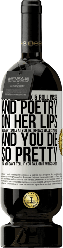 49,95 € 送料無料 | 赤ワイン プレミアム版 MBS® 予約する 彼女はロックンロールを中に入れ、唇に詩をもたらします。彼はあなたに微笑まない、彼はあなたに弾丸を投げる、そしてあなたはとてもきれいに死ぬ ホワイトラベル. カスタマイズ可能なラベル 予約する 12 月 収穫 2016 Tempranillo