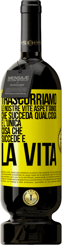 49,95 € Spedizione Gratuita | Vino rosso Edizione Premium MBS® Riserva Trascorriamo le nostre vite aspettando che succeda qualcosa e l'unica cosa che succede è la vita Etichetta Gialla. Etichetta personalizzabile Riserva 12 Mesi Raccogliere 2015 Tempranillo