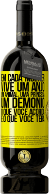 49,95 € Envio grátis | Vinho tinto Edição Premium MBS® Reserva Em cada mulher vive um anjo, um animal, uma princesa, um demônio. O que você acorda é o que você terá Etiqueta Amarela. Etiqueta personalizável Reserva 12 Meses Colheita 2015 Tempranillo